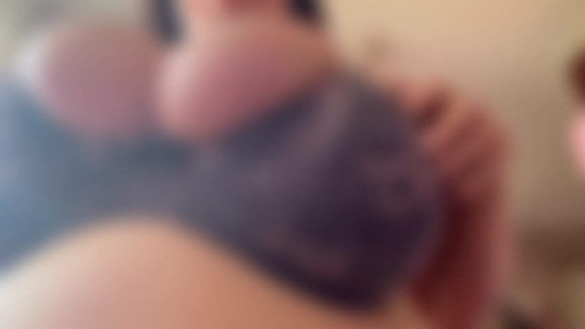 Un soutien-gorge sexy et des seins massifs qui taquinent.
