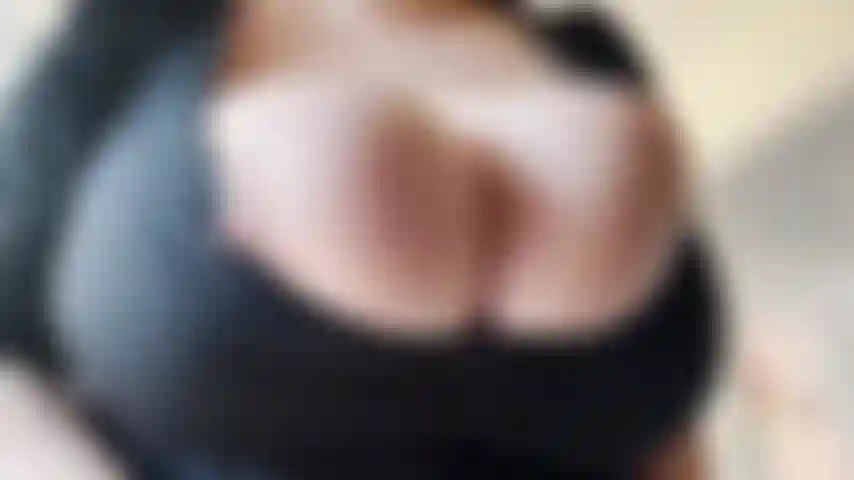 Une robe sexy, d'énormes seins et des tétons durs.