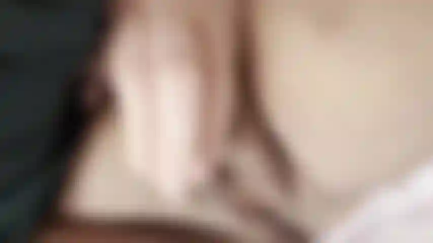 D'énormes seins et une chatte humide qui taquine.