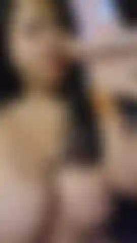 Je suce un gode et du sperme dans ma bouche.