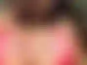 Laisse-moi te taquiner avec mes lèvres rouges enroulées autour de ce gros cigare cubain. Je te taquine dans ma robe en latex rouge pendant que je souffle de la fumée sur ton visage. Je te donne un point de vue de mes seins 34j tout en soufflant sur ton visage !