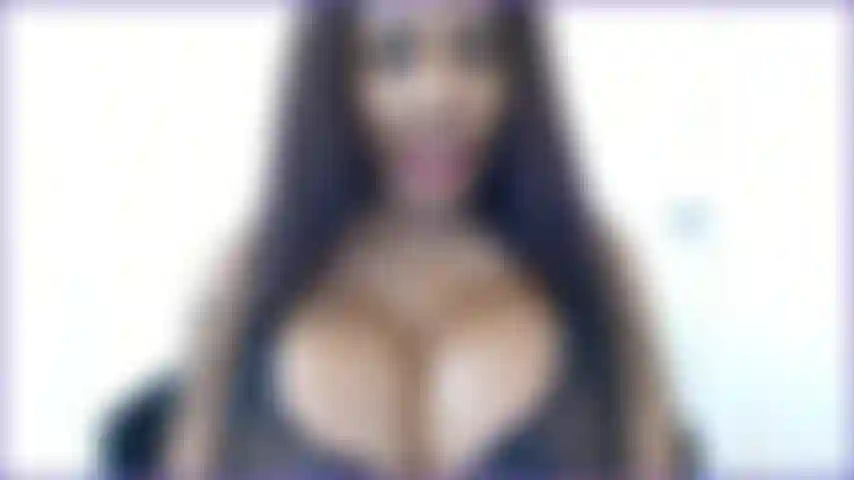 Laisse belle-maman te le caresser, étant la bonne belle-maman que je suis, je t'offre mon aide ! Laisse-moi te le caresser ! Après tout, je suis la raison pour laquelle tu ne peux te concentrer que sur mes seins parfaits 34j !