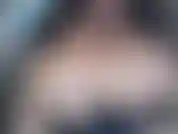 Je joue avec mes seins 34j dans la voiture ! Regarde-moi dehors, sur la banquette arrière de la voiture, sucer mes tétons pendant que je les serre et que je passe de la glace dessus ! Je crache dessus en imaginant ton sperme couler dessus !