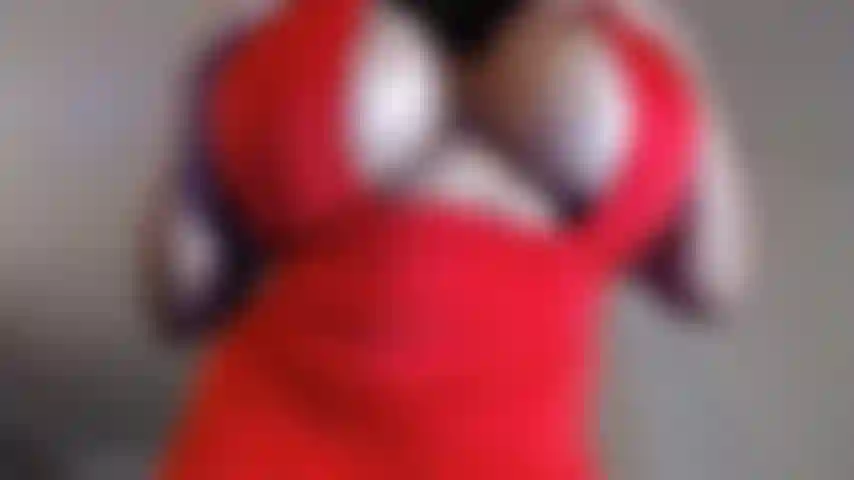 Je vais te rendre faible pour mes seins dégoulinants d'huile ! Pov pendant qu'il coule sur mes énormes seins de 34 pouces ! Te rendant encore plus faible, je les rends blancs laiteux avec ton sperme qui en coule ! Tu es au bord du gouffre alors que je me rapproche de mes seins humides, brillants et glissants ! Te rendant soumise.