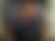 Il m'a fallu 10 minutes pour boutonner cette chemise et les boutons ont sauté dès que j'ai réussi à les boutonner tous. On peut littéralement entendre les boutons faire du bruit alors que j'essaie sans cesse de boutonner cette chemise !