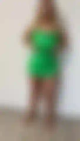 Je me déshabille lentement pour toi, je me touche.