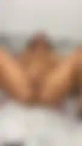 Je frotte ma chatte tout en jouant avec mon gode.