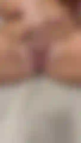 J'ai renversé de l'huile dans mon cul juteux et ma chatte rose.