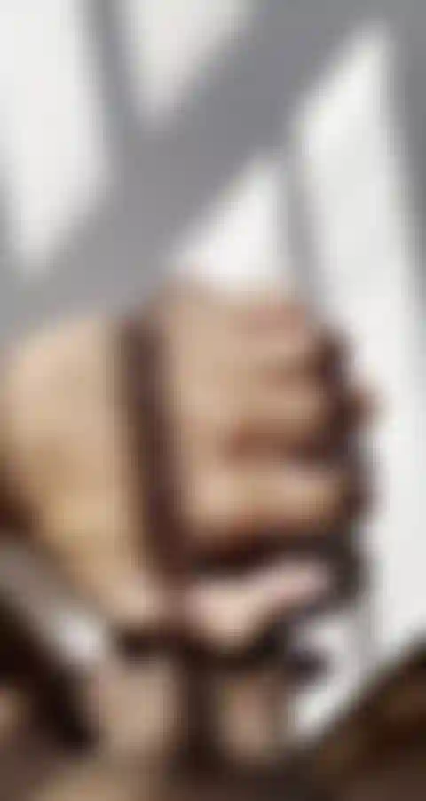 Une bite noire et dure.