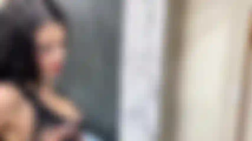 Regarde mes gros seins dans le miroir.