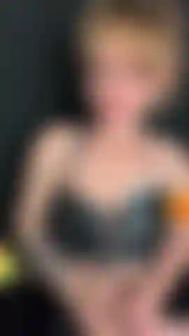 Taquine avec des roses.