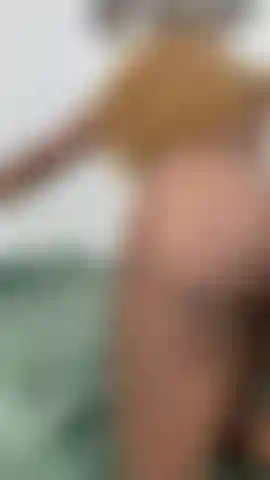 Un chien qui rebondit.