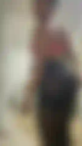 Soutien gorge latex et collant léopard sur gros cul.