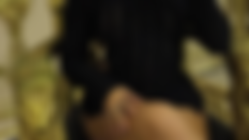 Coquine et aimante sont quelques mots que j'utilise pour me décrire.