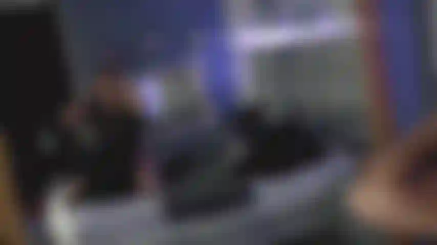 Aux gros seins chauds.