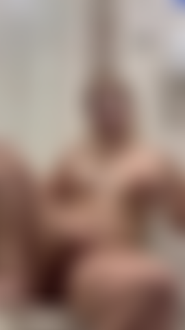 Une blonde aux petits seins masturbe sa chatte humide.