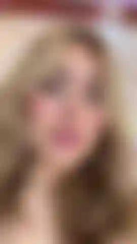 Viens me regarder baiser ma chatte humide pour toi.