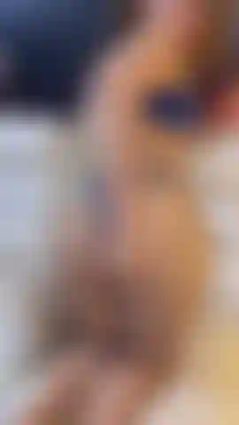 Regarde-moi jouer avec mon délicieux vibromasseur jusqu'à ce que je gicle et joue avec mes seins.