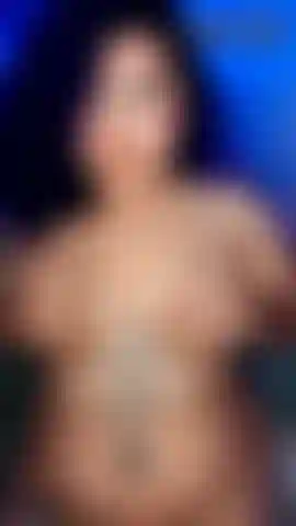 Excitée en milieu d'après-midi : deux godes, deux tailles : m et l.