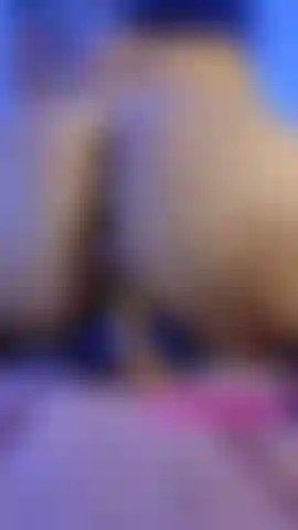 Branchée et assise sur le gode.