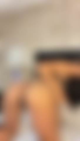 J'ouvre mon cul pour te montrer mon trou serré.