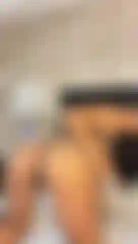 J'ouvre mon cul pour te montrer mon trou serré.