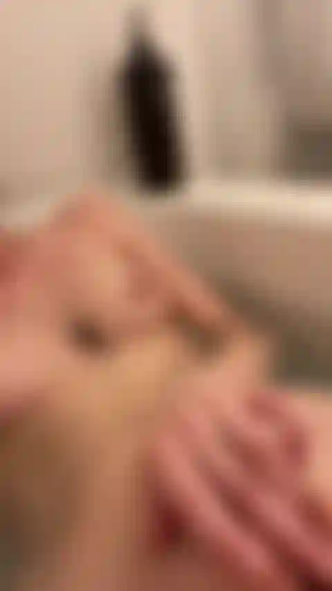 Je joue dans la baignoire.