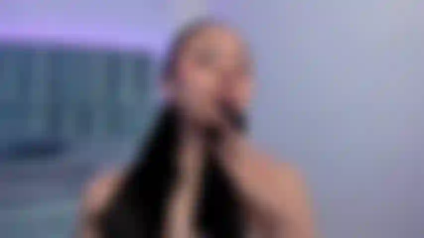 Je sens et je lèche ma propre culotte.