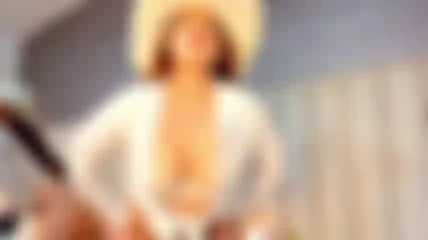 Quand je suis une cow-girl, ce que je veux le plus, c'est chevaucher ta bite.