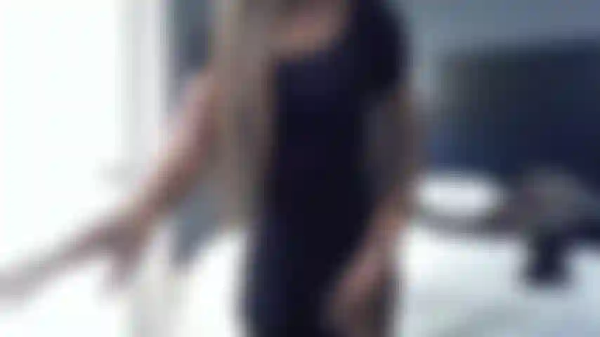 Caribéenne, qui danse nue de manière érotique.