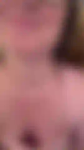 Virevoltant dans ma robe rose et taquinant sans culotte.