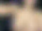 Après t'avoir fait travailler et t'avoir offert mes seins, je n'en ai pas encore fini avec toi. J'enlève ma culotte et commence à sucer et à baiser ma douce chatte serrée.