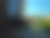 Je fume dehors et je joue avec les pieds.