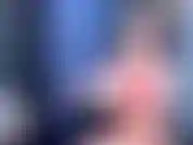 Gonflant divers ballons et les faisant éclater avec mes mains.