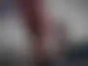 Pov de mes pieds de près. Regarde mes pieds en porcelaine minces de taille 9 avec des ongles rouges se froisser, s'étendre et se tortiller pour toi pendant que je te donne du joe en même temps.