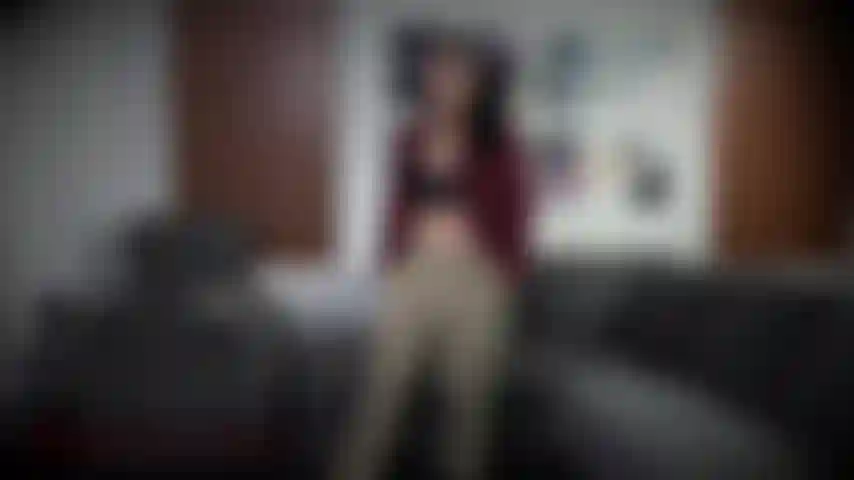 Chola cain fait de la magie pour te transformer en un adorable chiot à dresser. Je te donne un collier, te promène en laisse, te nourris à la gamelle de ton chien. Je te possède maintenant salope.