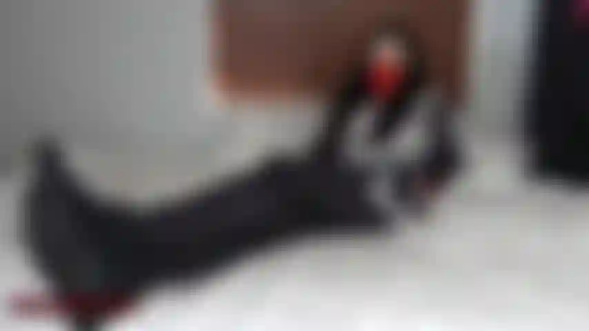 Vous avez été surprise en train de renifler et de voler des culottes et des chaussures pour femmes, alors cette super héroïne décide de vous rendre une justice dure avec une humiliation des pieds. Elle a des baskets sales et puantes pour vous !