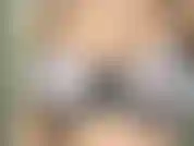 Je te fais tomber amoureuse et j'adore mes seins. Serrant et frottant mes seins pour te faire supplier et adorer le sol sur lequel je marche. Puis je fais couler de l'huile sur mes seins et je la frotte jusqu'à ce que tu souffles.