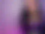 Je fume une cigarette sur ton visage pendant que je te donne du joi.