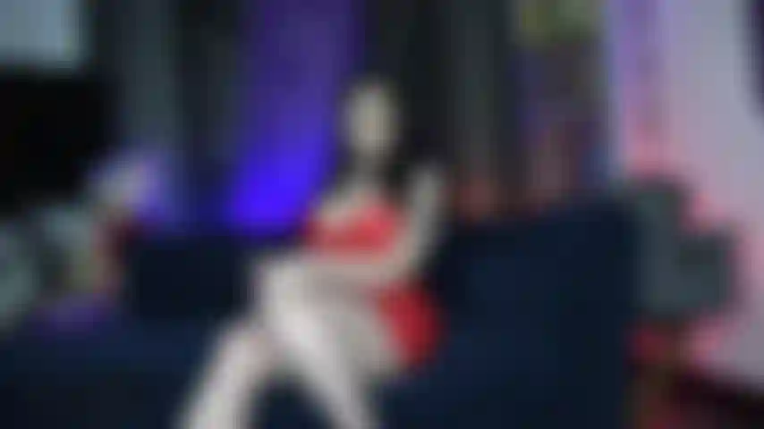 Vêtue de ma robe rouge brillante et caoutchouteuse, des bas en filet de clôture avec des escarpins à bout pointu en vinyle rouge, sans culotte. Gardant mon cul couvert, je me donne une fessée, mets un bâillon et me fais jouir deux fois avec mon vibromasseur.