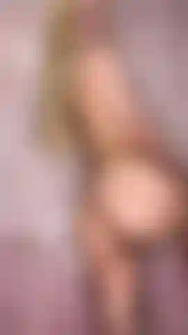 La chatte joue sous la douche.