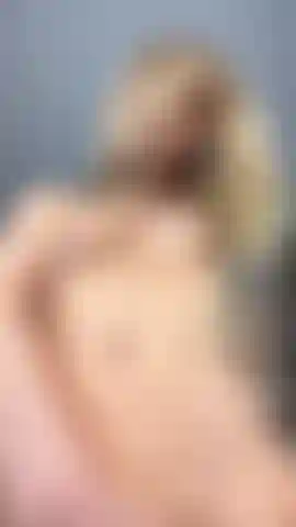 Mes doigts jouent avec ma chatte. Mais je rêve de ta langue. Vue de dessus et rien de plus que mes doux gémissements.