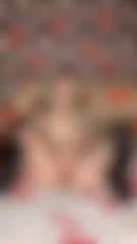 Un cadeau romantique, regarde comment je jouis de mes doigts.