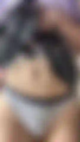 Ta fille préférée se déshabille pour toi).