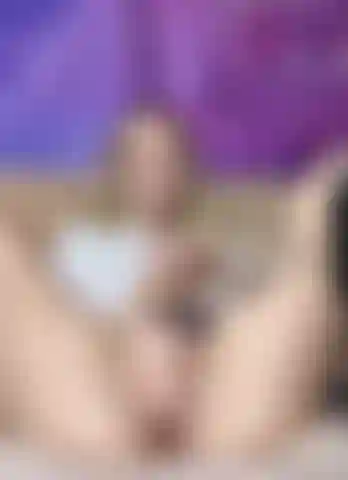 Ton écolière préférée et coquine joue avec la chatte.