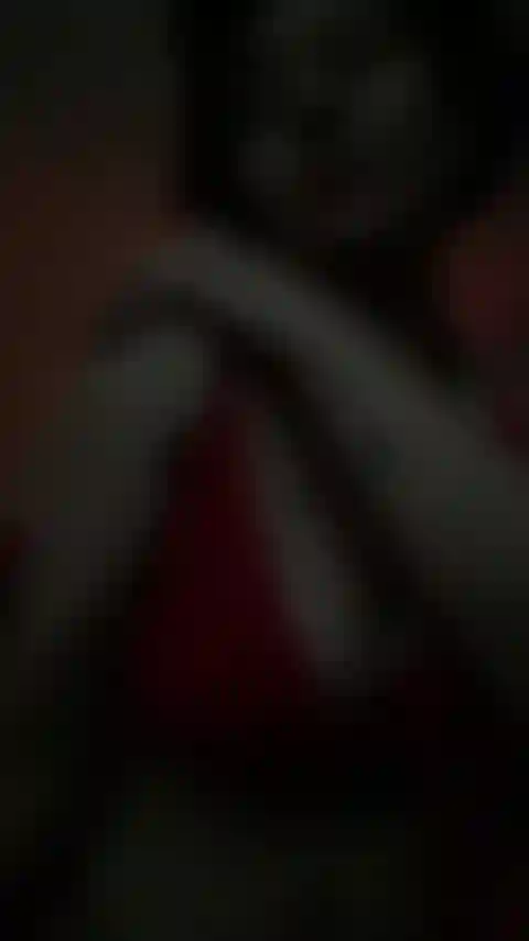 Pussy rub, avec des seins et un visage.