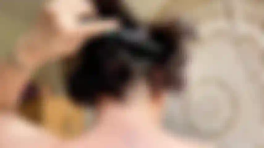 Brossage des cheveux, tête de peigne, boucles d'oreilles en gros plan.