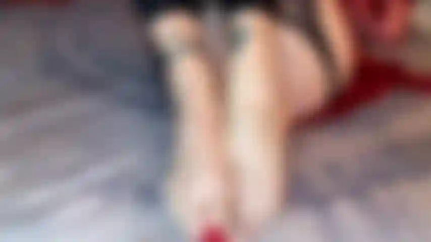 Frotter sa chatte de milf poilue, juste la pointe avec un jouet en verre, avec une action des pieds.