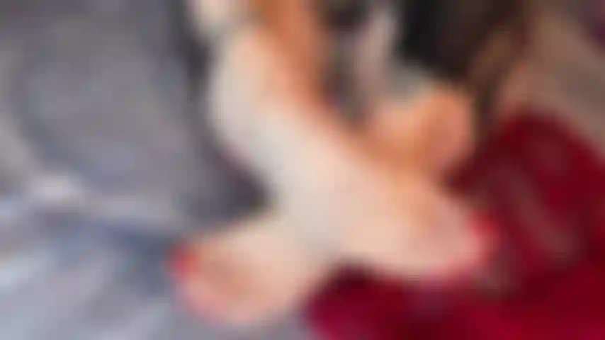 Des orteils de milf, des semelles et un string taquin, un frottement de chatte en culotte transparente.