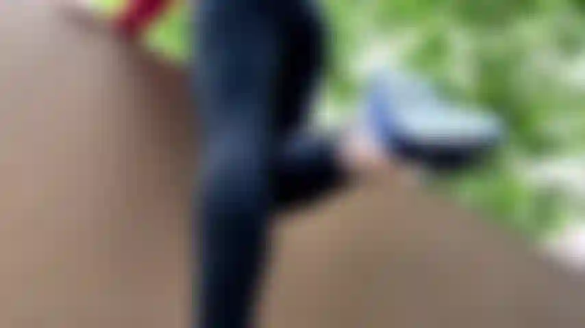 Des chaussons de danse puants, une milf en leggings, des orteils rouges.